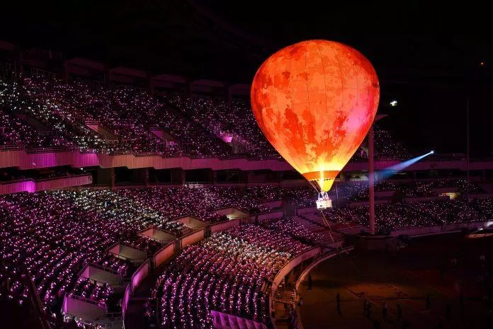 Hình ảnh concert trong lúc cô nàng trình diễn strawberry moon.