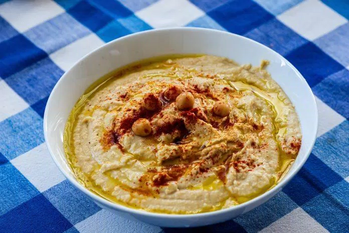 Hummus chứa nhiều natri và chất bảo quản không tốt cho sức khỏe (Ảnh: Internet)