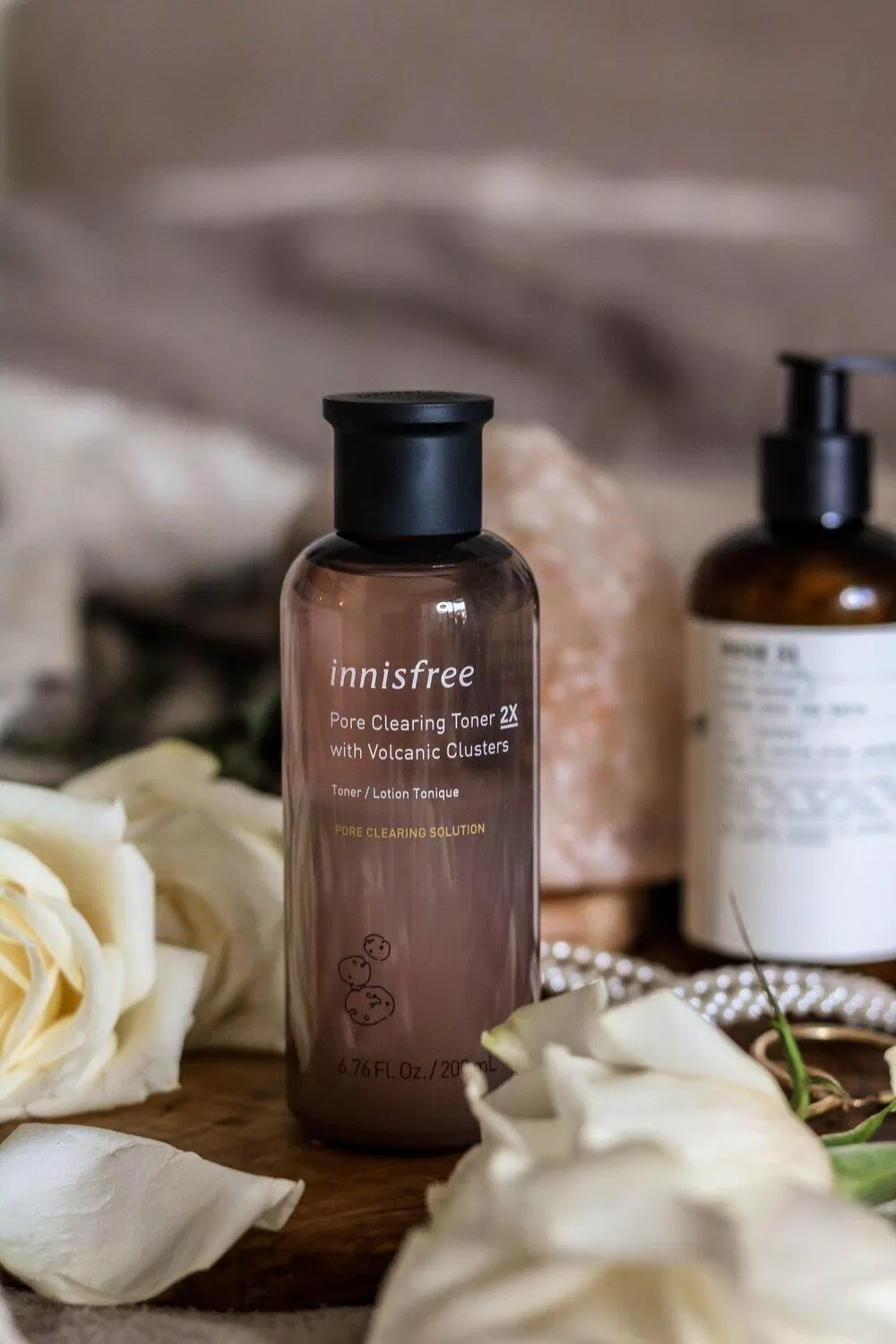 nước cân bằng da từ tro núi lửa Innisfree Jeju Volcanic Pore Toner có kết cấu mỏng nhẹ, thấm nhanh (ảnh: internet)