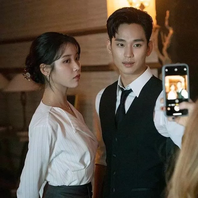 Cả hai chụp hình cùng nhau khi Kim soo Huyn nhận lời làm cameo cho phim của IU.