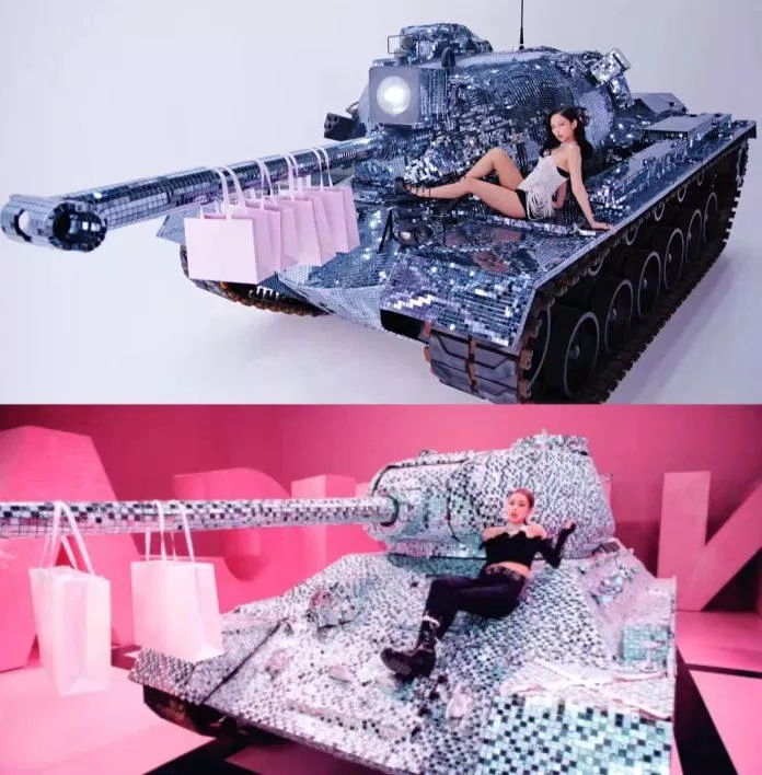 phân cảnh "chiếc xe tăng" của Jennie trong "DDU-DU DDU-DU" được tái hiện qua "Shut down" (Ảnh : Internet) phân cảnh "chiếc xe tăng" của Jennie trong "DDU-DU DDU-DU" được tái hiện qua "Shut down" (Ảnh : Internet)