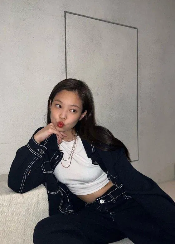 Jennie phối đồ denim. Nguồn: Internet