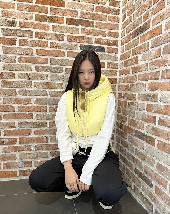 Jennie phối chiếc áo vàng giúp tăng thêm điểm nhấn cho bộ đồ. Nguồn: Internet