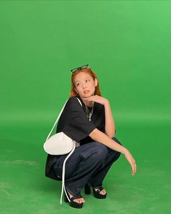 Jennie vẫn cực kỳ sexy khi diện những item đơn giản và giày Statement. Nguồn: Internet