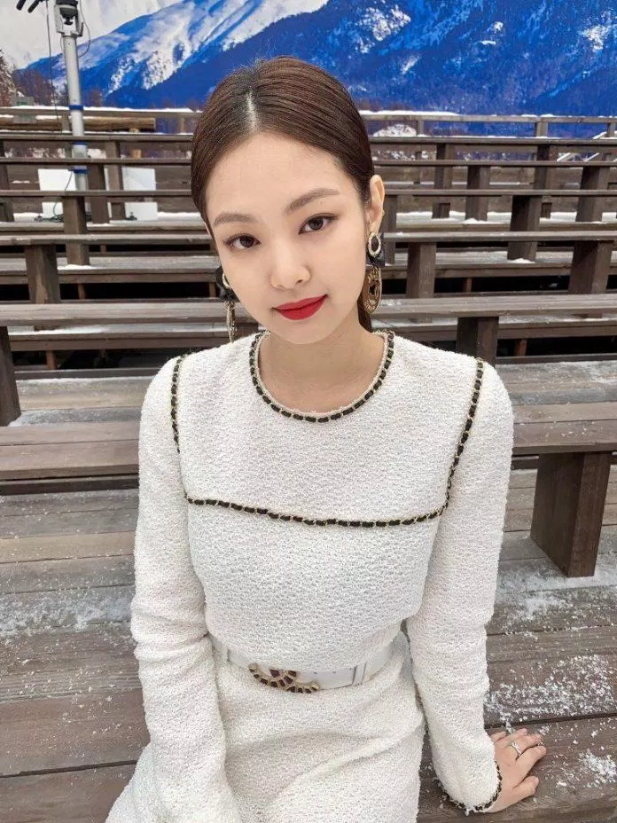 Jennie trong chiếc váy dạ trắng cổ điển (Nguồn: Internet) Jennie trong chiếc váy dạ trắng cổ điển (Nguồn: Internet)