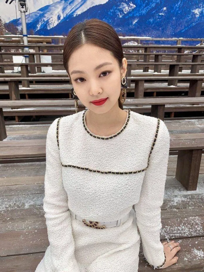 Jennie trong chiếc váy dạ trắng cổ điển (Nguồn: Internet) Jennie trong chiếc váy dạ trắng cổ điển (Nguồn: Internet)