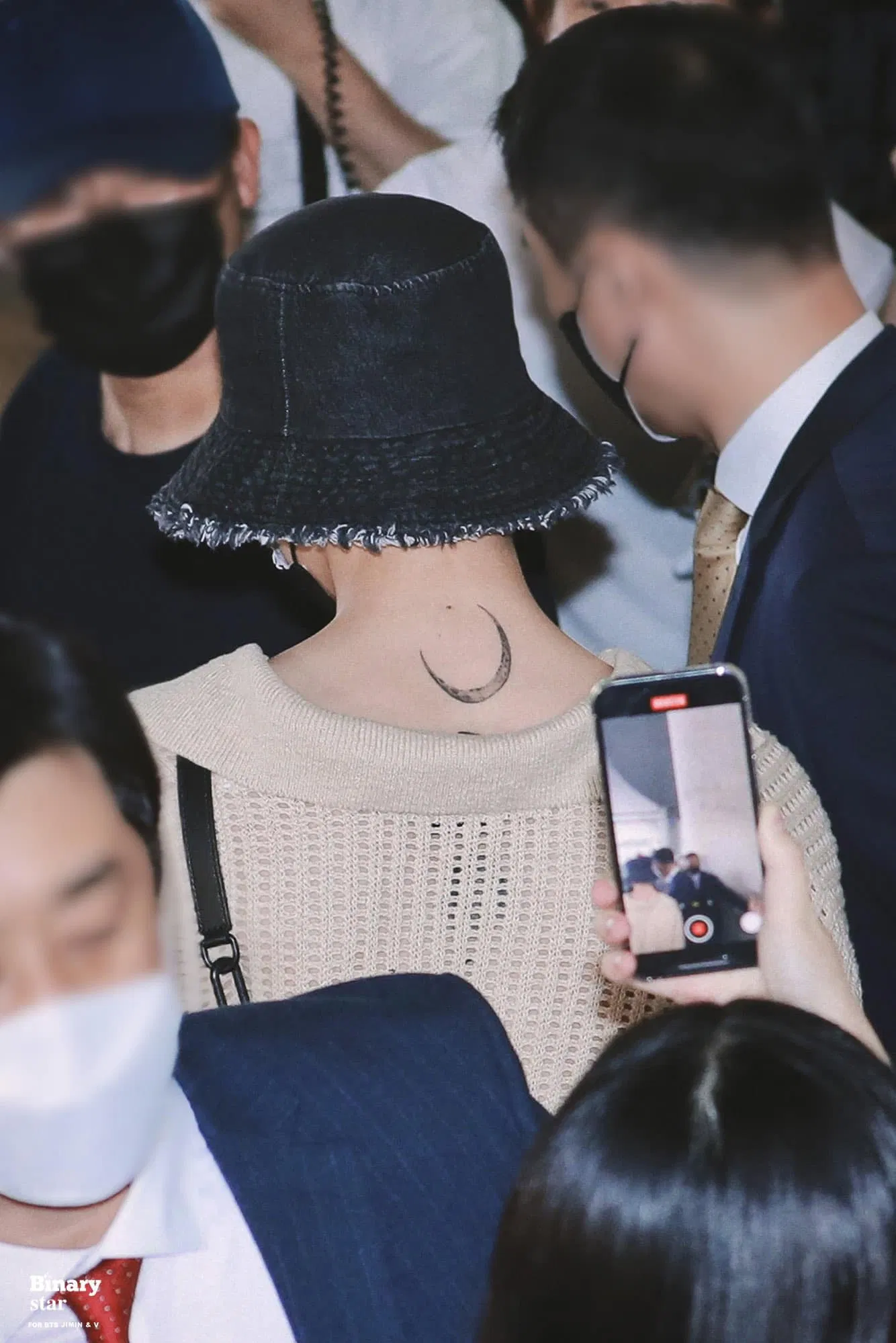 Jimin chia sẻ ban đầu chỉ có một hình xăm mặt trăng trên lưng (Ảnh: Internet)