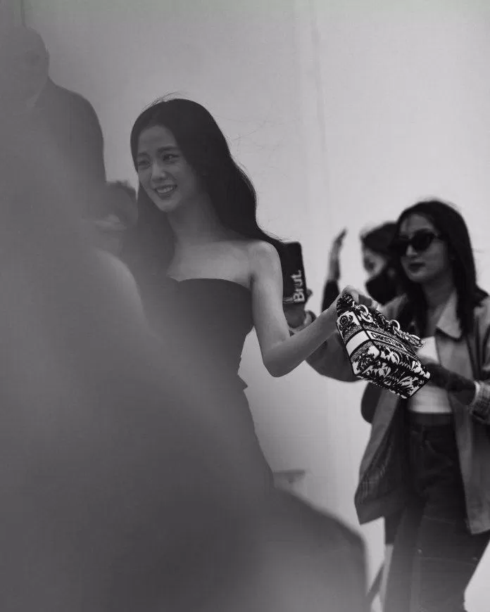 Các thành viên BlackPink bận rộn với lịch trình cá nhân - Kiến thức mới 2024 2 Jisoo xuất hiện trong tiếng reo hò không ngừng của người hâm mộ (Ảnh: Internet)