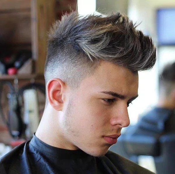 Kiểu tóc mohican mái dài. (Ảnh: Internet)