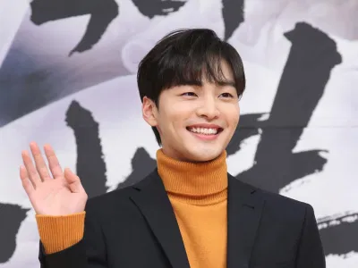 Nụ cười má lúm đồng tiền bừng sáng của nam diễn viên Kim Min Jae.