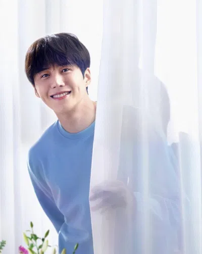 Nụ cười má lúm đồng tiền đầy ấm áp của nam diễn viên Kim Seon Ho.