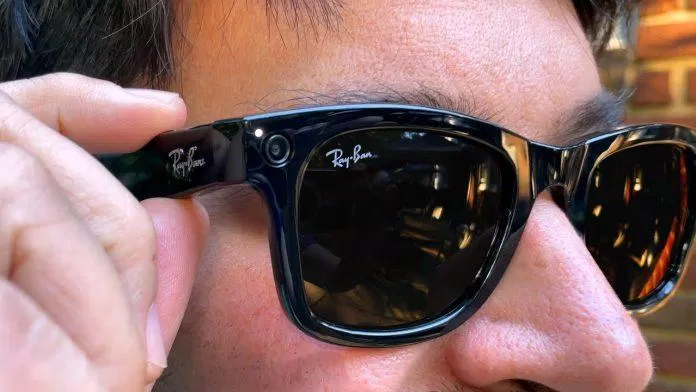 Kính thông minh Ray-Ban Stories Wayfarer (Ảnh: Internet)
