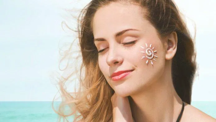 Bôi kem chống nắng để bảo vệ da (Ảnh: Internet)
