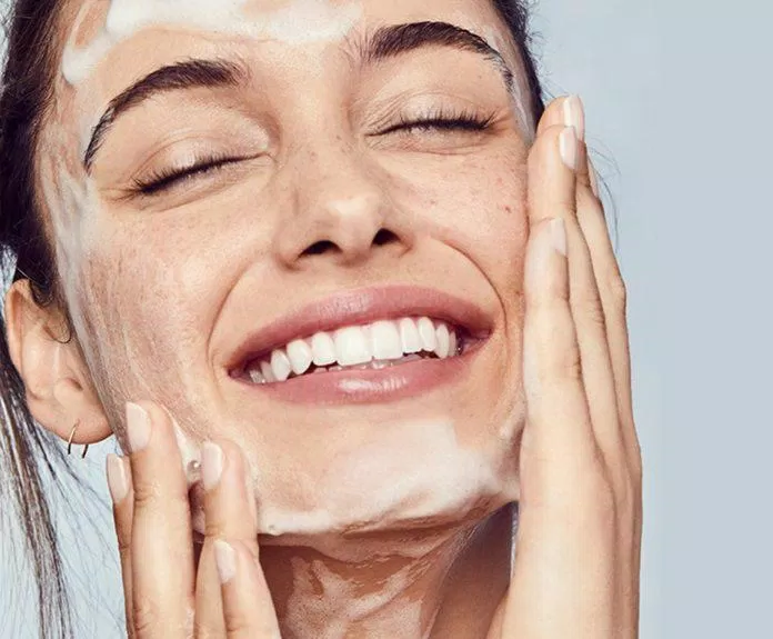 Làm sạch da mặt là bước đầu và cũng là bước quan trọng nhất (Ảnh: Internet)