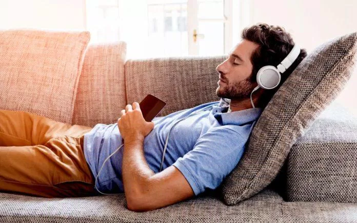 Nghe nhạc là cách hữu hiệu giúp loại bỏ nỗi cô đơn (Ảnh: Internet) Nghe nhạc là cách hữu hiệu giúp loại bỏ nỗi cô đơn (Ảnh: Internet)