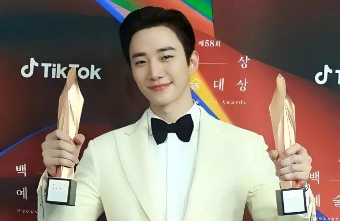 Lee Jun-ho với giải thưởng "Nam diễn viên chính xuất sắc nhất" (Ảnh: Internet)