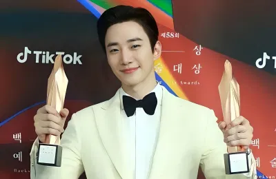 Lee Jun-ho với giải thưởng "Nam diễn viên chính xuất sắc nhất" (Ảnh: Internet) Lee Jun-ho với giải thưởng "Nam diễn viên chính xuất sắc nhất" (Ảnh: Internet)