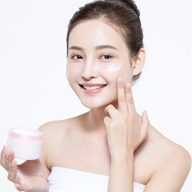 Top 10 kem dưỡng ẩm cho da khô: Cứu tinh cho làn da mùa hanh khô - Kiến thức mới 2024 6 Xác định chính xác loại da và tình trạng da để có thể lựa chọn kem dưỡng ẩm phù hợp(Nguồn: Internet)