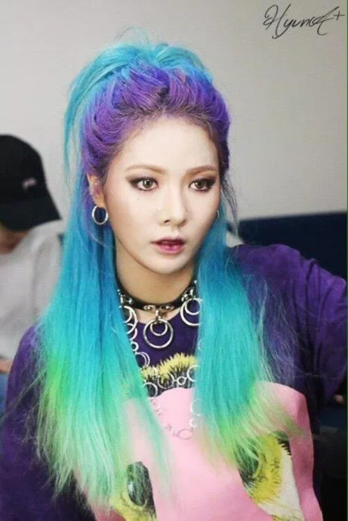 Hyuna - Màu tóc nhuộm 2 tone xanh tím (Ảnh: Internet)