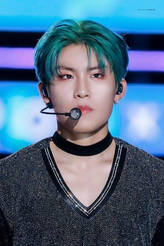 AB6IX Park Woo Jin - Màu tóc nhuộm xanh lá (Ảnh: Internet)