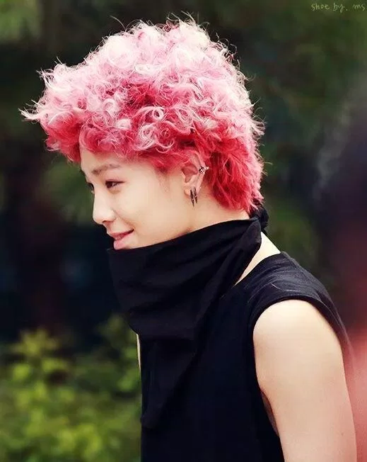Zelo - Màu tóc nhuộm hồng xoăn xù mì