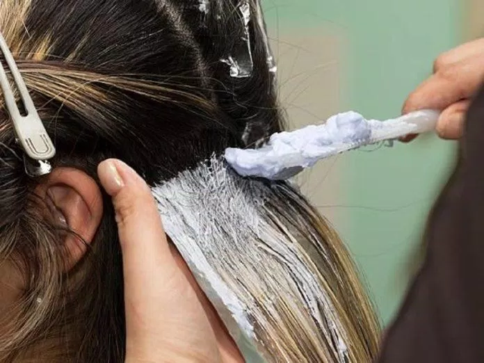 nhuộm tóc cũng có các tác hại như gây khô xơ tóc, rối loạn tiết tố,.. (Ảnh: internet)