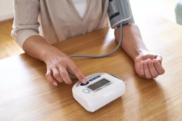 Máy đo huyết áp tặng quà 20 10 cho mẹ (Ảnh: internet)