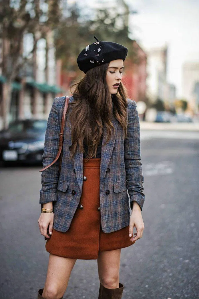 Bạn có thể lựa chọn những chiếc mũ beret từ chất liệu da hoặc nhung, những chất liệu hot nhất năm nay. Nguồn: internet