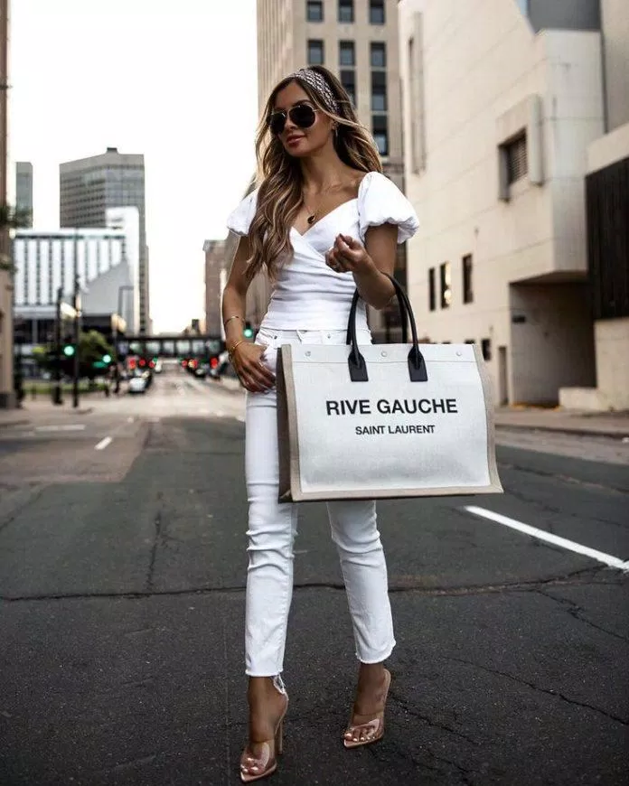 TOP 7 must-have items nhất định phải có trong tủ đồ của các bạn nữ 7 must have items mà bạn nên có trong tủ đồ Áo sơ mi áo thun cách mặc áo sơ mi chân váy must have items quần áo nên có quần áo phải có quần jean quần jeans quần short sneakers sơ mi top 7 tote bag