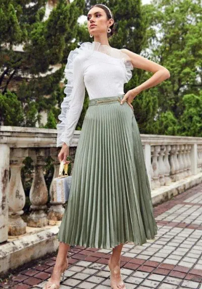 Chân váy xếp ly nhẹ nhàng, sang trọng (ảnh: Internet)