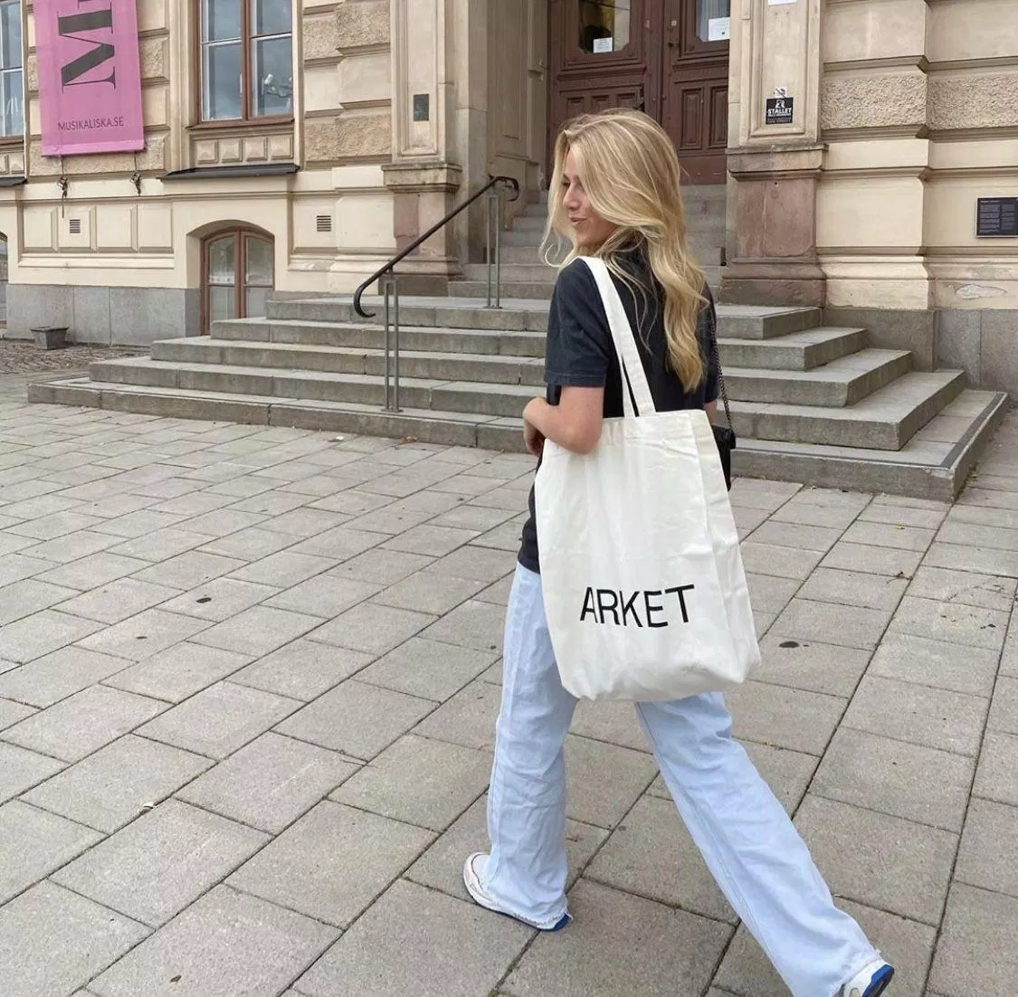 Tote bag có thể phối với nhiều trang phục (ảnh: Internet)