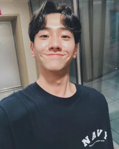 Nam diễn viên Kim Yoon Soo chuẩn vibe bạn trai trong những bức ảnh đời thường.