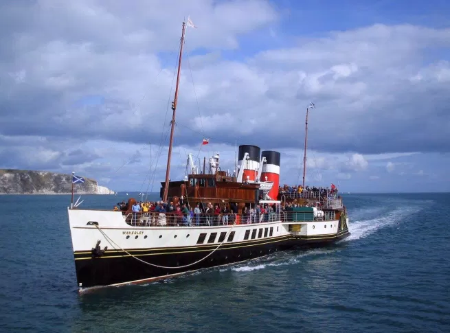 The Waverley - tàu hơi nước có mái chèo cuối cùng, một trong những biểu tượng của Scotland. (Nguồn ảnh: Internet) The Waverley - tàu hơi nước có mái chèo cuối cùng, một trong những biểu tượng của Scotland. (Nguồn ảnh: Internet)