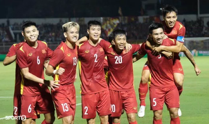 Niềm vui của các cầu thủ khi Phan Văn Đức ghi bàn mở tỉ số (Ảnh: Sport5)