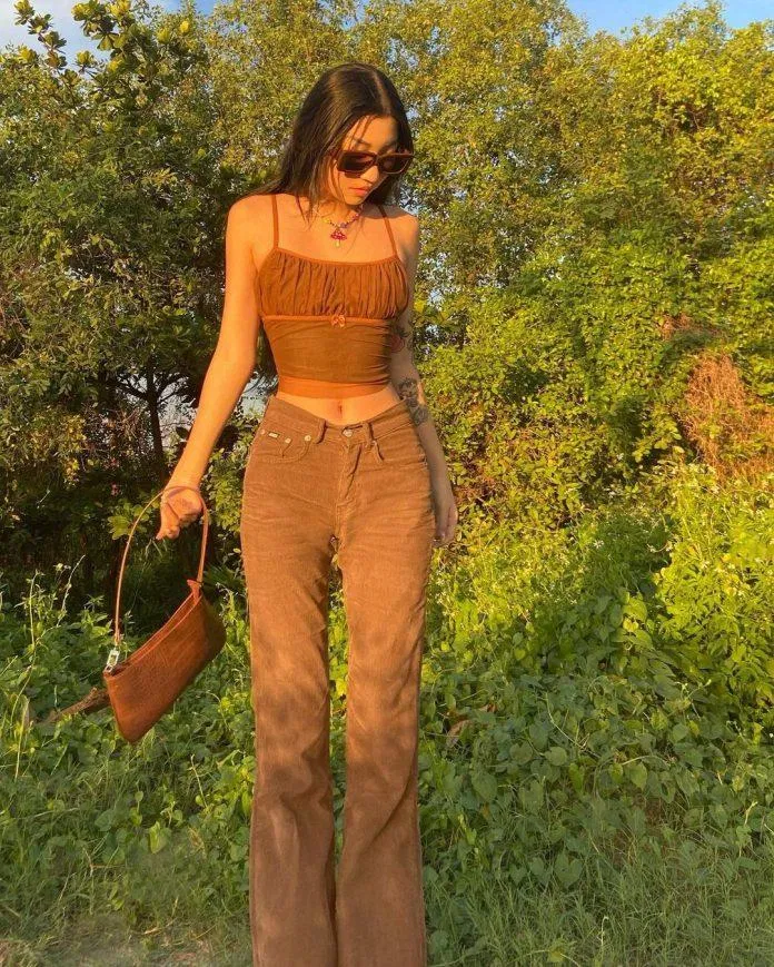 Bộ outfit nâu đơn giản của Oanhdaqueen (Nguồn: Instagram)