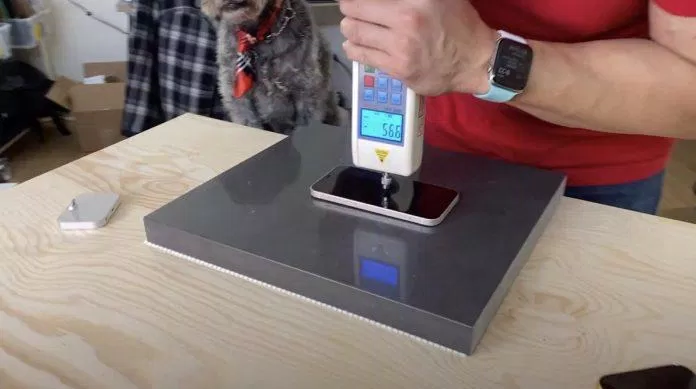 Mặt kính của iPhone được cho là cứng nhất trên thế giới (Ảnh: Internet) Mặt kính của iPhone được cho là cứng nhất trên thế giới (Ảnh: Internet)