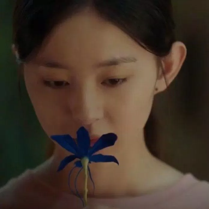 Em út Oh In Hye cũng được tặng "hoa phong lan tử thần".  Ảnh: Internet