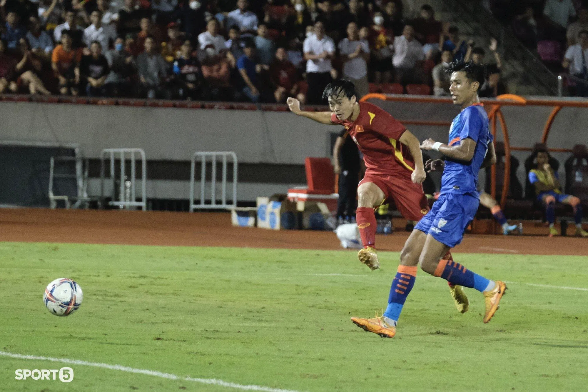 Pha làm bàn đây ý nghĩa với Văn Toàn (Ảnh: Sport5) Pha làm bàn đây ý nghĩa với Văn Toàn (Ảnh: Sport5)