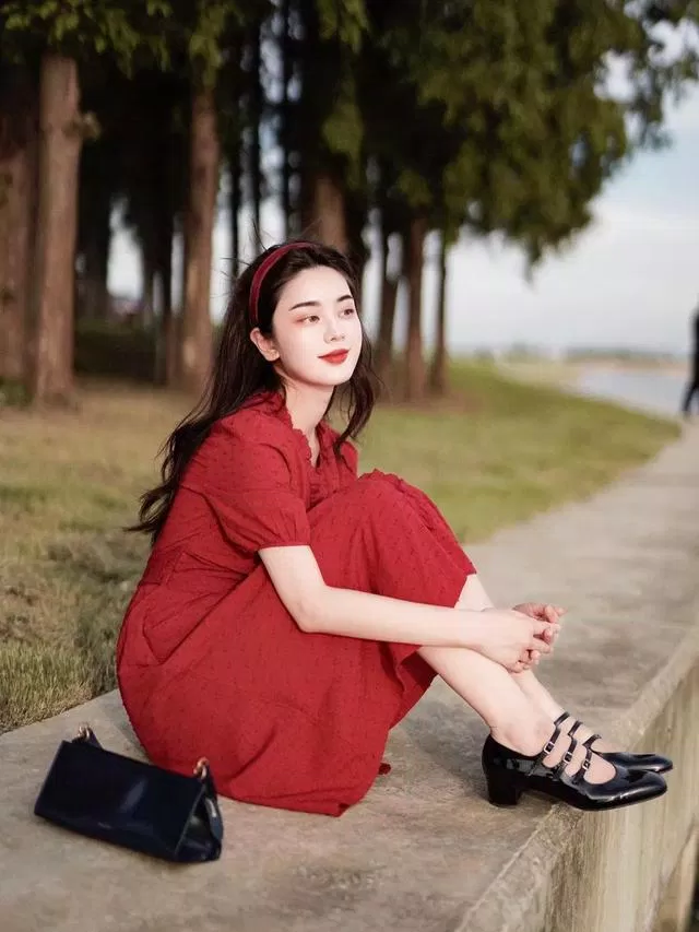 Váy dày tiểu thư kết hợp giày Mary Jane