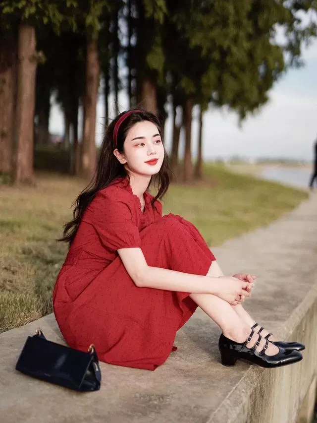 Váy dày tiểu thư kết hợp giày Mary Jane