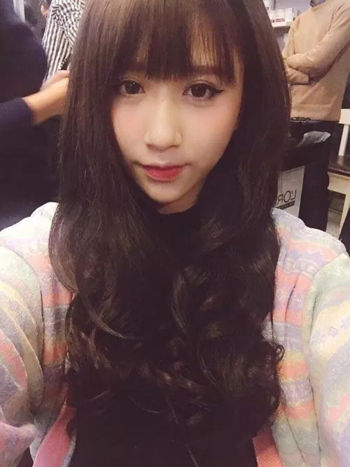 Nhiều bạn gái tuổi teen học theo cách makeup giống Quỳnh Anh Shyn trên YouTube của cô. (Nguồn: Internet)