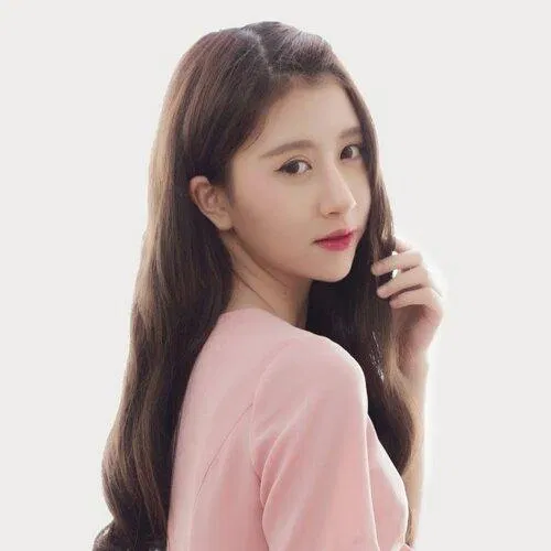 Tham khảo phong cách thời trang đầy biến hóa của cô nàng Quỳnh Anh Shyn 2022 cá tính Dior fashion fashion week lột xác Milan Fashion Week moschino phá cách Quynh Anh Shyn show diễn táo bạo thời trang Vogue