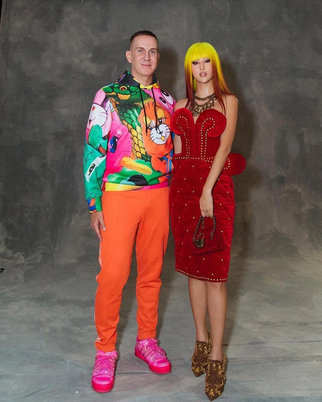 Quỳnh Anh Shyn cùng với Jeremy Scott - Giám đốc sáng tạo của Moschino. (Nguồn: Instagram)