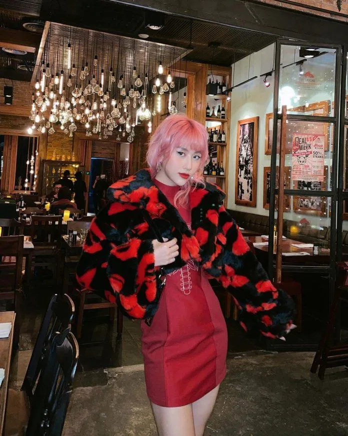 Sau đó cô nhuộm cả tóc của mình màu hồng trendy. (Nguồn: Instagram)