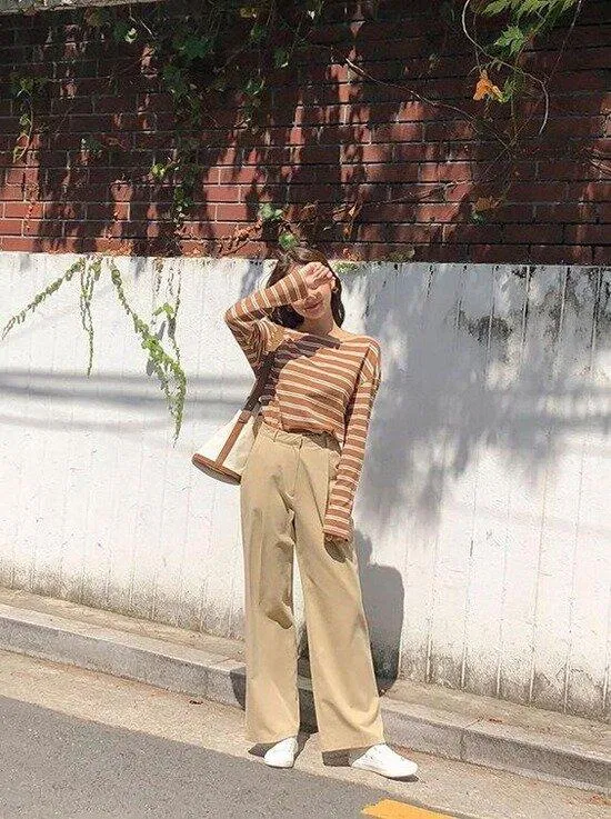 Với không khí mùa thu, sao bạn không thử sắm những chiếc quần ống suông kaki hoặc nhung tăm. Nguồn: internet