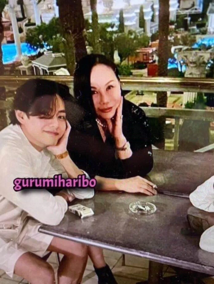 Không dừng lại ở Jennie và V, xuất hiện thêm ảnh bị rò rỉ của Jimin, G-Dragon, Lucas và Kai - Kiến thức mới 2024 4 V và Eva Chow khi nhà thiết kế này đến concert Permission To Dance (Ảnh: @twocanplay_)