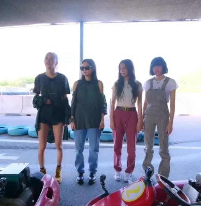 Chiều cao chênh lệnh rõ rệt nếu Rosé đứng bình thường (Ảnh: Internet) Chiều cao chênh lệnh rõ rệt nếu Rosé đứng bình thường (Ảnh: Internet)