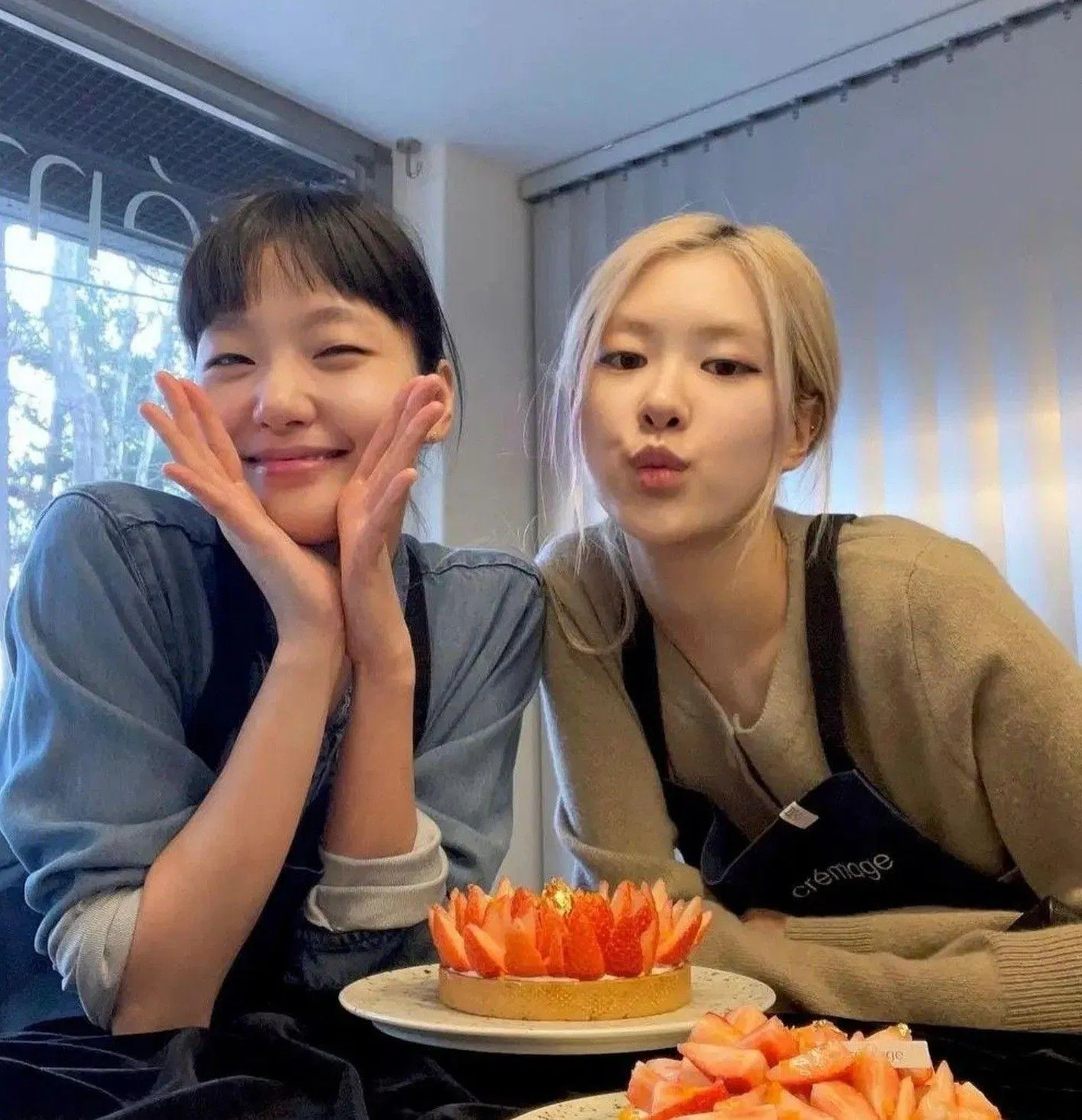 Rosé chụp ảnh thân thiết cùng Kim Go Eun (Ảnh: Internet) Rosé chụp ảnh thân thiết cùng Kim Go Eun (Ảnh: Internet)