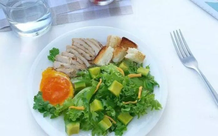 Salad bơ ức gà (Ảnh: Internet) Salad bơ ức gà (Ảnh: Internet)