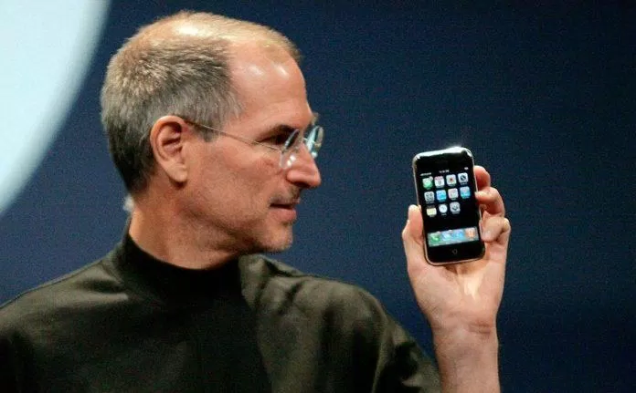 Steve Jobs và iPhone đã làm nên tên tuổi của Apple (Ảnh: Internet)